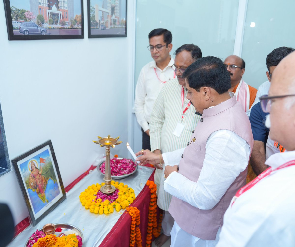 CMMadhyaPradesh's tweet image. मुख्यमंत्री डॉ. मोहन यादव ने आज ग्वालियर के गोला का मंदिर क्षेत्र स्थित आरोग्यधाम सुपर स्पेशलिटी हॉस्पिटल का अवलोकन कर व्यवस्थाओं की जानकारी ली।

@DrMohanYadav51 #CMMadhyaPradesh #MadhyaPradesh #Gwalior
