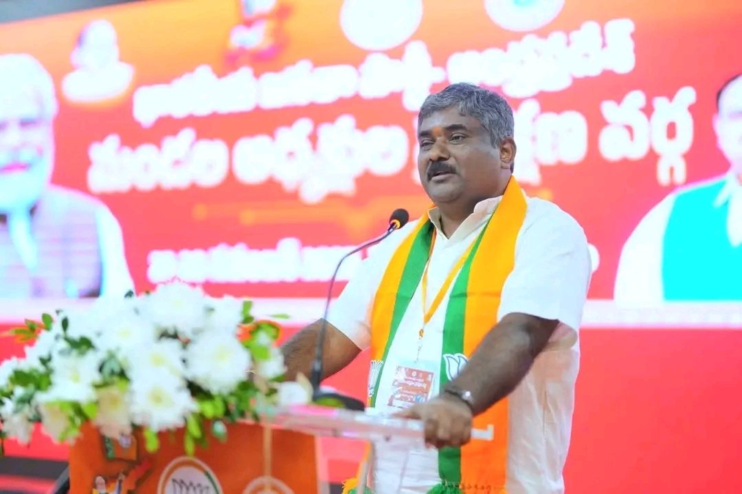 Gudisesaideva's tweet photo. పశ్చిమ బెంగాల్ ఎన్నికల్లో సుమారు 70 నియోజకవర్గాల భాధ్యుడిగా గత ఆరు నెలలుగా పోలింగ్ బూత్ స్థాయిలో పార్టీ పటిష్టత, శ్రేణులను సమన్వయం తో సన్నద్ధం చేసి @BJP4India విజయం కోసం కృషి చేసిన @BJP4Andhra   సంఘటన ప్రధాన కార్యదర్శి శ్రీ @BJPMadhukarAP జీ గారికి  ధన్యవాదాలు. 
@MadhavBJP https://t.co/zKiERpgO93