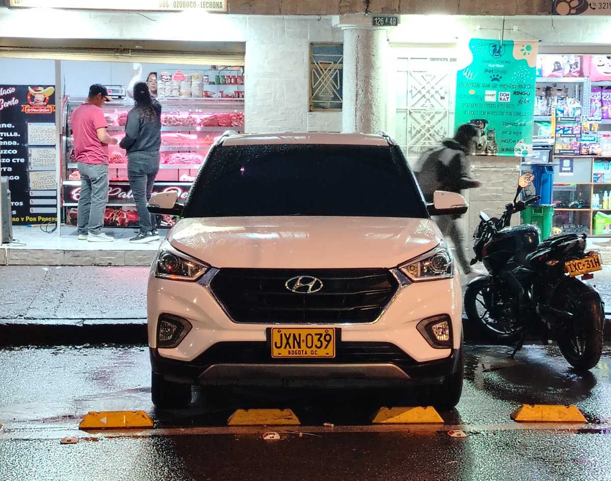 ¡INSÓLITO!

Los dueños de esta Hyundai con placas JXN039 y de la moto no encontraron otro sitio para estacionar que en medio de la ciclorruta. 

¿Hasta cuando con estos infractores?

Ojalá sean sancionados <a href="/SectorMovilidad/">Movilidad Bogotá</a>.