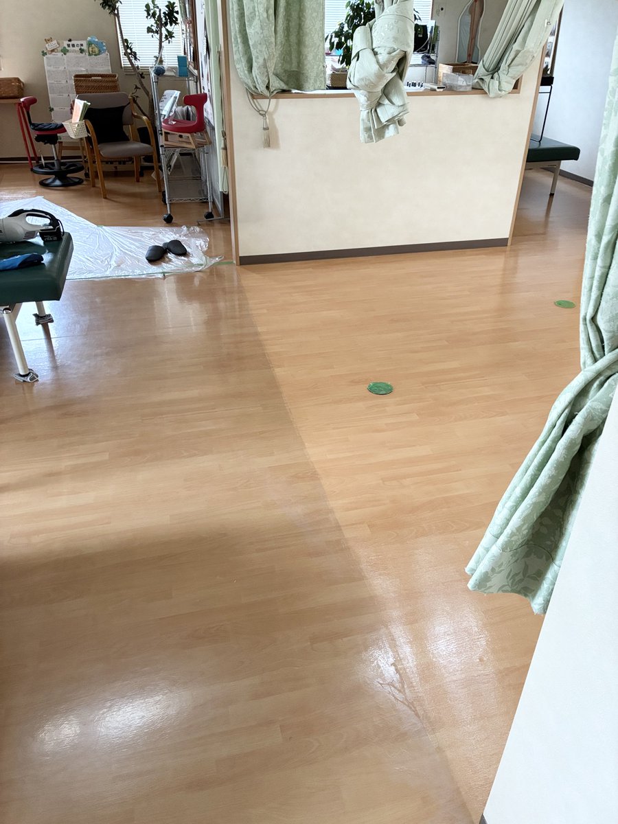 Teamakatombo's tweet photo. Wax剥がしをした所としてない所でこんなに違うとは。😲🧹 https://t.co/dq3m7h0RSI