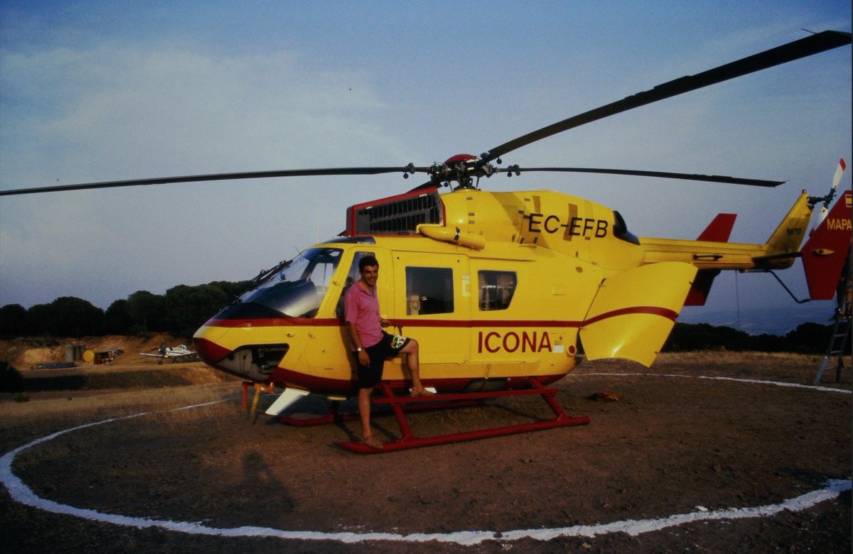 Plan_INFOCA's tweet photo. Es bueno echar un vistazo atrás para comprobar cómo ha cambiado todo lo relacionado con los incendios forestales. Foto tomada a finales de los 80 en la base que tenía #ICONA en La Centenera, #Marmolejo. 

En la foto aparece el #AAMM @pepemontesrin https://t.co/JEiSMU3R63