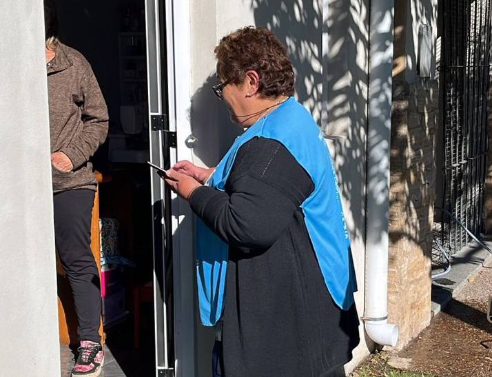 RegionSanX's tweet photo. 📍 #25deMayo | ¡Salud en el territorio! Recorrimos el Barrio Verón con una jornada de prevención y promoción.

✅ Encuesta VSR: identificación de embarazadas y control de vacunas.
✅ Prevención de Hantavirus: charla sobre higiene y desmalezado.
✅ Entrega de folletería
@SaludBAP https://t.co/bYfUHqvC9c