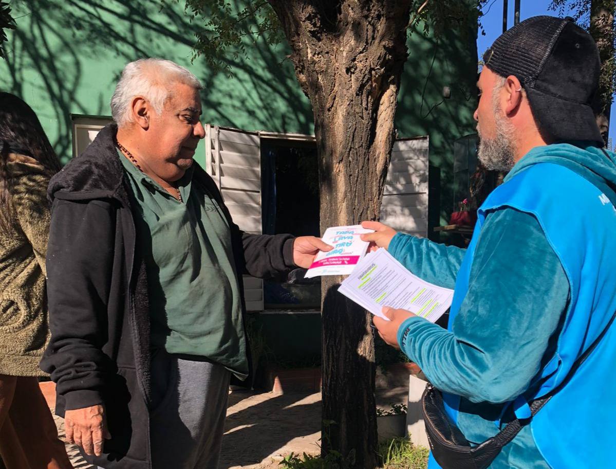 RegionSanX's tweet photo. 📍 #25deMayo | ¡Salud en el territorio! Recorrimos el Barrio Verón con una jornada de prevención y promoción.

✅ Encuesta VSR: identificación de embarazadas y control de vacunas.
✅ Prevención de Hantavirus: charla sobre higiene y desmalezado.
✅ Entrega de folletería
@SaludBAP https://t.co/bYfUHqvC9c