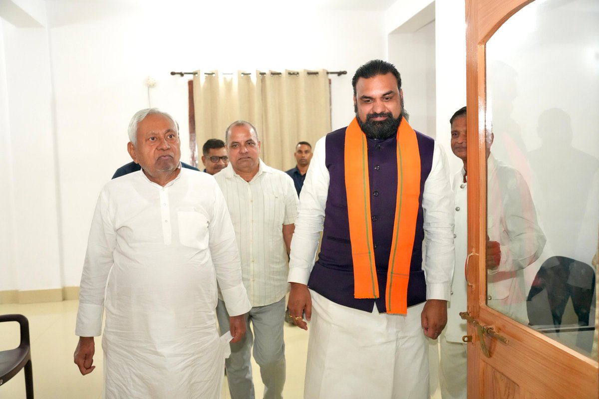 samrat4bjp's tweet photo. आज माननीय पूर्व मुख्यमंत्री श्री @NitishKumar जी से भेंटकर एनडीए की प्रचंड विजय के गौरवपूर्ण क्षण को साझा किया। https://t.co/2o8fhjPNfA