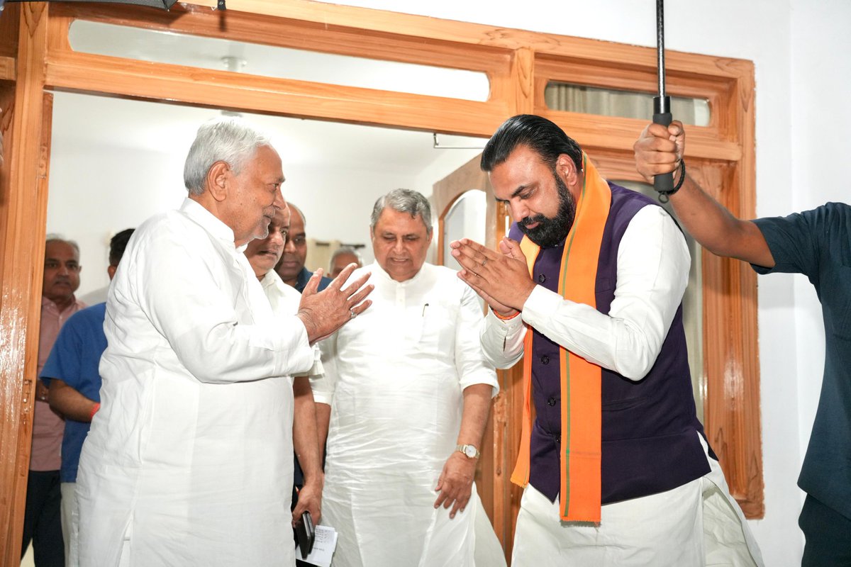 samrat4bjp's tweet photo. आज माननीय पूर्व मुख्यमंत्री श्री @NitishKumar जी से भेंटकर एनडीए की प्रचंड विजय के गौरवपूर्ण क्षण को साझा किया। https://t.co/2o8fhjPNfA