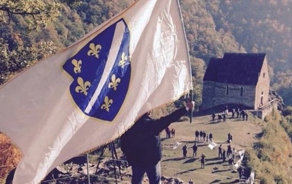 BosnianHistory's tweet photo. On May 4, 1992 the official flag and crest of #Bosnia and Herzegovina was adopted ⚜️

It was raised in front of the UN in New York on May 22, 1992. https://t.co/fFhLCmH1Oo
