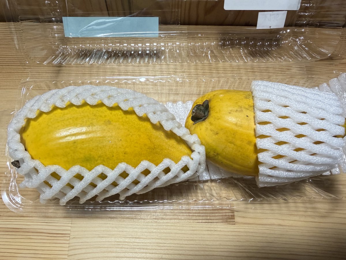 hiro28282's tweet photo. カニステルの実を買った
柔らかくなるまで追熟させると良いらしい https://t.co/c5GbvTvGaI