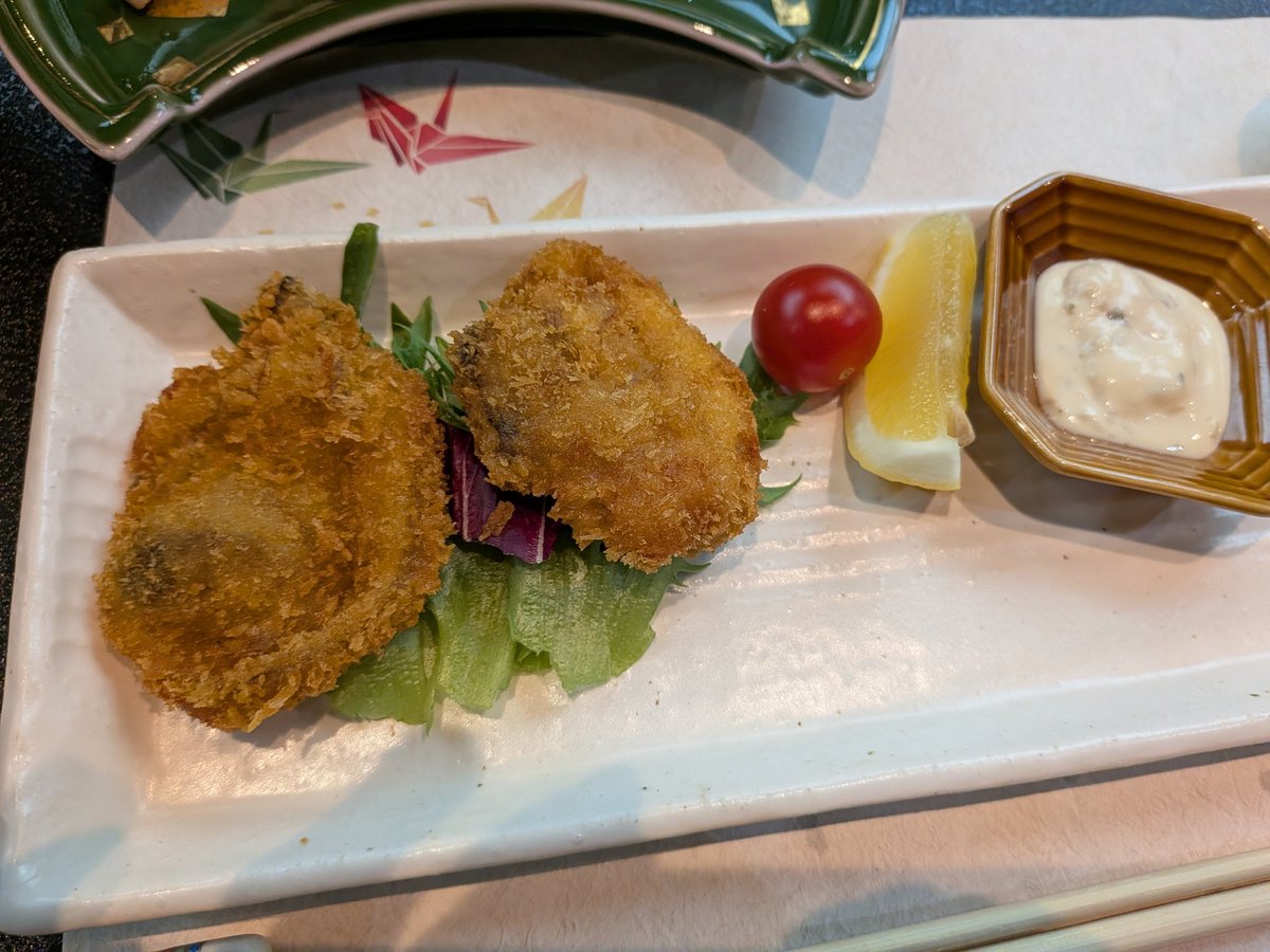 おゆはん。

今日は伊勢海老とか出てくるんちゃうガハハいうてたらほんとにでてきた。

3枚目は大アサリのフライだけどこれほんまに美味かった　
(※ぶのばべは貝類が苦手です)