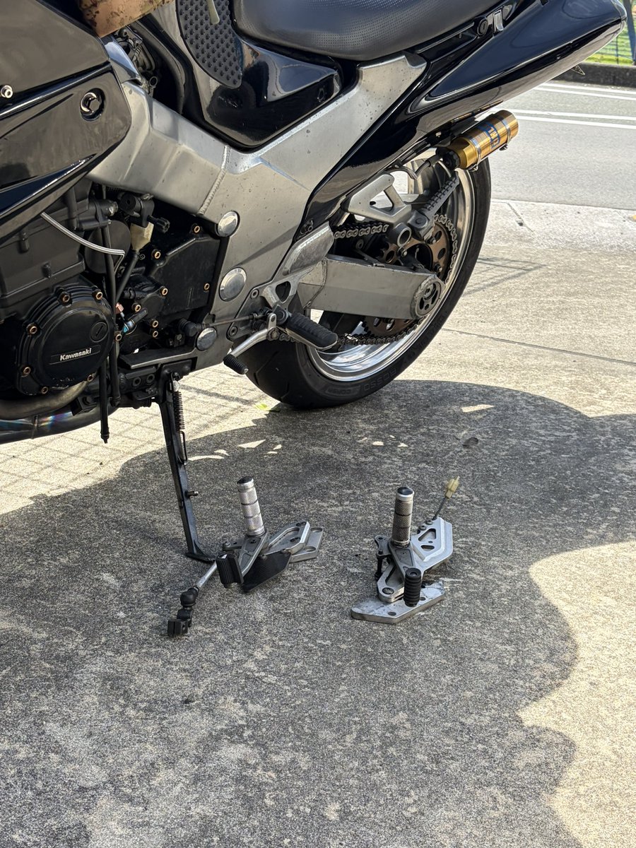 haltoki1202's tweet photo. まさかの一昨日ラストラン言うたのに、朝からノーマルステップに戻して、2台でおデート
（車検は26日まで残ってる）
リアのマスターのピロボールを純正に戻す暇なかったので、バタバタとアルミでステー作ってとりあえず繋いだ😅

晩御飯までご馳走頂きありがとう御座いました🙇‍♂️ https://t.co/ESZaGoyxxF