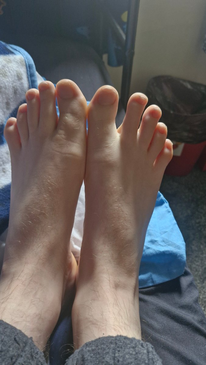 footguy95 tweet media