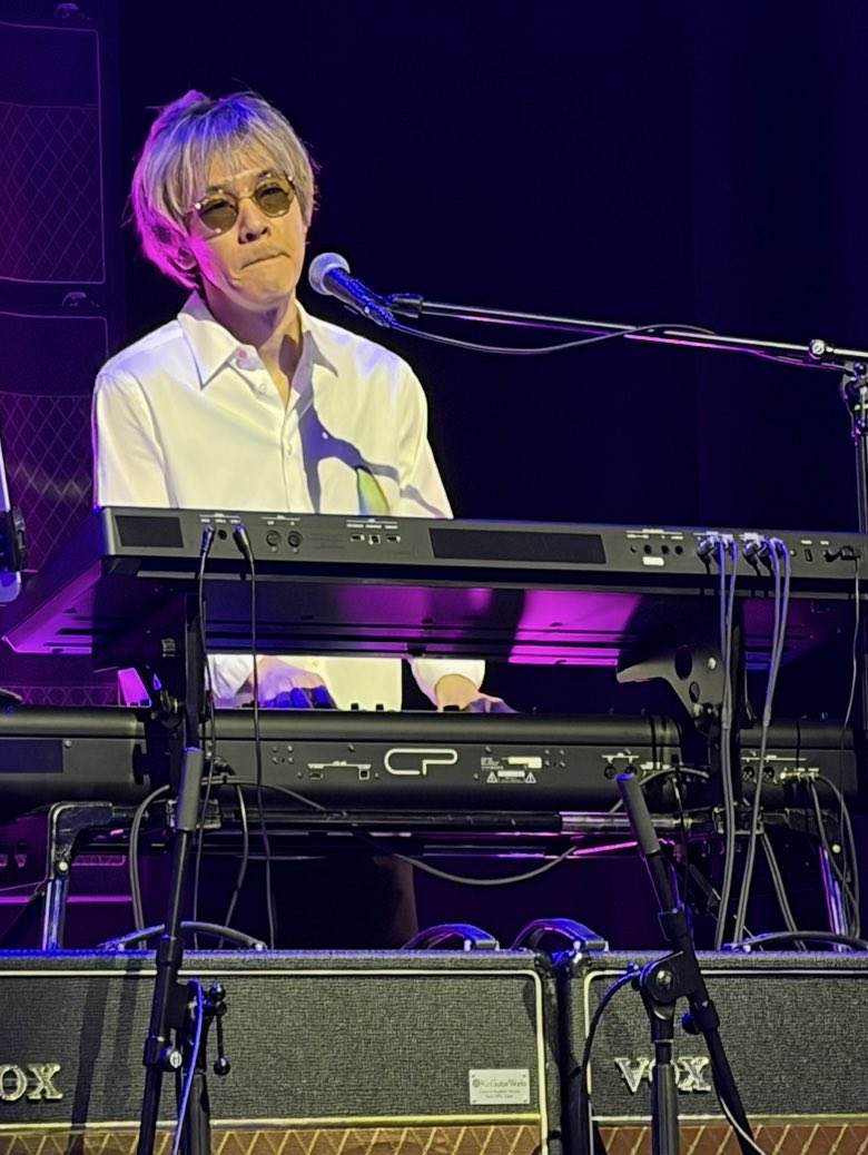 _Naomi69's tweet photo. 懐かしのラヴァーぼういずのグランピ演奏も難曲ばかりなのに素晴らしかった🕶️✨クイーン楽曲は作った方がピアノラブ🎹💕👨🏻鍵盤タッチを定点カメラで見てみたい📹🖐️👀情熱の色❤️ステージの上でもピッチを合わせ良いシュートを⚽️🥅🎶本間さんも名アシスト名バイプレーヤーとして大活躍❤️👏🤩
#GUEEN https://t.co/eZ10l3pm7o