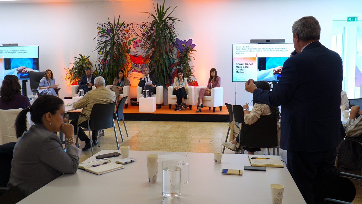 NovartisPT's tweet photo. Começamos a semana a recordar o Fórum 𝗦𝗮𝗯𝗲𝗿 𝗠𝗮𝗶𝘀, 𝗔𝗽𝗼𝗶𝗮𝗿 𝗠𝗲𝗹𝗵𝗼𝗿, que reuniu Associações de Doentes e stakeholders do ecossistema da saúde, no nosso auditório.

Este encontro teve como objetivo refletir sobre o papel das Associações de Doentes enquanto 𝗽𝗮𝗿𝗰𝗲𝗶𝗿𝗮𝘀 𝗲𝘀𝘁𝗿𝗮𝘁é𝗴𝗶𝗰𝗮𝘀 do sistema de saúde — com impacto na definição de políticas públicas, no acesso à inovação e na competitividade de Portugal na área da saúde. Ao longo do dia, promovemos um diálogo em torno de dois eixos prioritários identificados pelas próprias Associações:
- 𝗔𝗰𝗲𝘀𝘀𝗼 𝗽𝗿𝗲𝘃𝗶𝘀í𝘃𝗲𝗹 𝗲 𝗮𝘁𝗲𝗺𝗽𝗮𝗱𝗼 à 𝗶𝗻𝗼𝘃𝗮çã𝗼 𝘁𝗲𝗿𝗮𝗽ê𝘂𝘁𝗶𝗰𝗮 em Portugal.
- 𝗣𝗼𝗿𝘁𝘂𝗴𝗮𝗹 𝗺𝗮𝗶𝘀 𝗰𝗼𝗺𝗽𝗲𝘁𝗶𝘁𝗶𝘃𝗼 𝗻𝗮 𝗶𝗻𝗼𝘃𝗮çã𝗼 𝗰𝗹í𝗻𝗶𝗰𝗮 e na realização de ensaios clínicos.
 
O Fórum pretende agora culminar na elaboração de um 𝗱𝗼𝗰𝘂𝗺𝗲𝗻𝘁𝗼 escrito que consolide a ambição das Associações de Doentes em contribuir ativamente para um sistema de saúde mais inovador, eficiente e centrado no doente, servindo de base para um diálogo contínuo e construtivo com todos os atores e decisores.
 
Continuaremos a trabalhar em conjunto para transformar estas prioridades em propostas concretas e impacto real. Obrigado a todas as associações e seus representantes pela partilha e construção conjuntas.
 
Agradecemos a todos os oradores que trouxeram as suas perspetivas e foram determinantes para a discussão. Joaquim Cunha, Hugo Pedrosa, Luis Costa, Bruno Trigo, Paula Costa e Mariana Moreira.

#SaberMaisApoiarMelhor