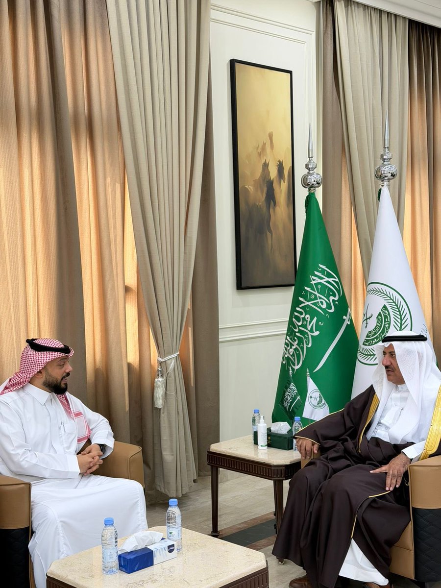 saadsaad2001's tweet photo. محافظ القريات يستقبل مدير إدارة المساجد والدعوة والإرشاد 

استقبل سعادة محافظ القريات الدكتور طلال بن مشل التمياط صباح اليوم الاثنين 1447/11/17 مدير إدارة المساجد والدعوة والإرشاد المكلف حديثاً احمد بن عبدالله الشريف وأكد سعادته اهتمام القيادة بكل ما يخدم الإسلام والمسلمين، متمنياً له التوفيق في مهام عمله.
من جانبه، ثمّن الشريف دعم سعادته ، مؤكّداً حرصه على مواصلة العمل بما يلبّي تطلعات القيادة الرشيدة.
وأشاد سعادة محافظ القريات خلال اللقاء بالجهود التي تبذلها حكومة خادم الحرمين الشريفين الملك سلمان بن عبدالعزيز وسمو ولي عهده الأمين "حفظهما الله"، ممثلة بوزارة الشؤون الإسلامية والدعوة والإرشاد في خدمة بيوت الله والعناية بالمساجد .