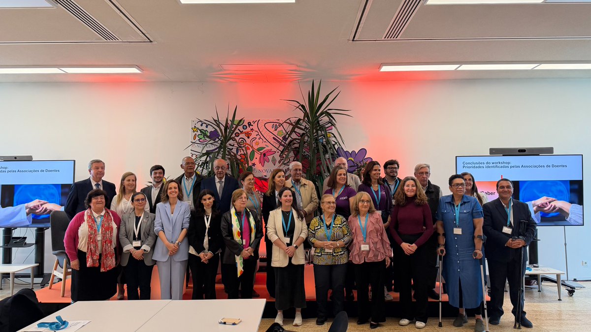 NovartisPT's tweet photo. Começamos a semana a recordar o Fórum 𝗦𝗮𝗯𝗲𝗿 𝗠𝗮𝗶𝘀, 𝗔𝗽𝗼𝗶𝗮𝗿 𝗠𝗲𝗹𝗵𝗼𝗿, que reuniu Associações de Doentes e stakeholders do ecossistema da saúde, no nosso auditório.

Este encontro teve como objetivo refletir sobre o papel das Associações de Doentes enquanto 𝗽𝗮𝗿𝗰𝗲𝗶𝗿𝗮𝘀 𝗲𝘀𝘁𝗿𝗮𝘁é𝗴𝗶𝗰𝗮𝘀 do sistema de saúde — com impacto na definição de políticas públicas, no acesso à inovação e na competitividade de Portugal na área da saúde. Ao longo do dia, promovemos um diálogo em torno de dois eixos prioritários identificados pelas próprias Associações:
- 𝗔𝗰𝗲𝘀𝘀𝗼 𝗽𝗿𝗲𝘃𝗶𝘀í𝘃𝗲𝗹 𝗲 𝗮𝘁𝗲𝗺𝗽𝗮𝗱𝗼 à 𝗶𝗻𝗼𝘃𝗮çã𝗼 𝘁𝗲𝗿𝗮𝗽ê𝘂𝘁𝗶𝗰𝗮 em Portugal.
- 𝗣𝗼𝗿𝘁𝘂𝗴𝗮𝗹 𝗺𝗮𝗶𝘀 𝗰𝗼𝗺𝗽𝗲𝘁𝗶𝘁𝗶𝘃𝗼 𝗻𝗮 𝗶𝗻𝗼𝘃𝗮çã𝗼 𝗰𝗹í𝗻𝗶𝗰𝗮 e na realização de ensaios clínicos.
 
O Fórum pretende agora culminar na elaboração de um 𝗱𝗼𝗰𝘂𝗺𝗲𝗻𝘁𝗼 escrito que consolide a ambição das Associações de Doentes em contribuir ativamente para um sistema de saúde mais inovador, eficiente e centrado no doente, servindo de base para um diálogo contínuo e construtivo com todos os atores e decisores.
 
Continuaremos a trabalhar em conjunto para transformar estas prioridades em propostas concretas e impacto real. Obrigado a todas as associações e seus representantes pela partilha e construção conjuntas.
 
Agradecemos a todos os oradores que trouxeram as suas perspetivas e foram determinantes para a discussão. Joaquim Cunha, Hugo Pedrosa, Luis Costa, Bruno Trigo, Paula Costa e Mariana Moreira.

#SaberMaisApoiarMelhor