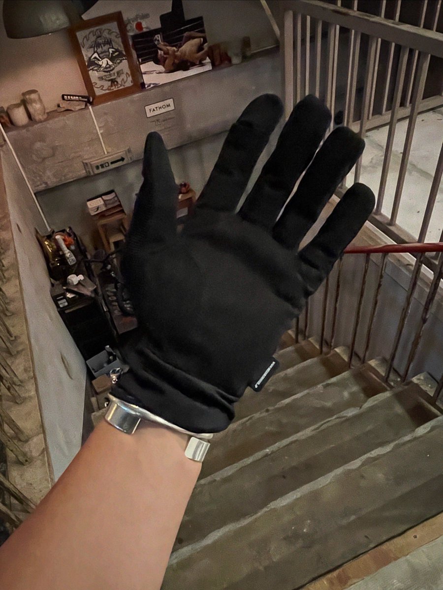 YASUDAMITSURU's tweet image. ちょっと季節外れ感はありますが、"NEIGHBORHOOD" "ACTIVE GLOVE" 手袋🧤を購入しました😎

この時期に手袋🧤って感じですが、入荷前から問い合わせも多く、数も割とたくさんあったんですが即完売🧤

僕はバイク自転車で使うのでこの季節でも大丈夫
#neighborhood
#goros
#tiffany
#supreme
#手袋
#🧤