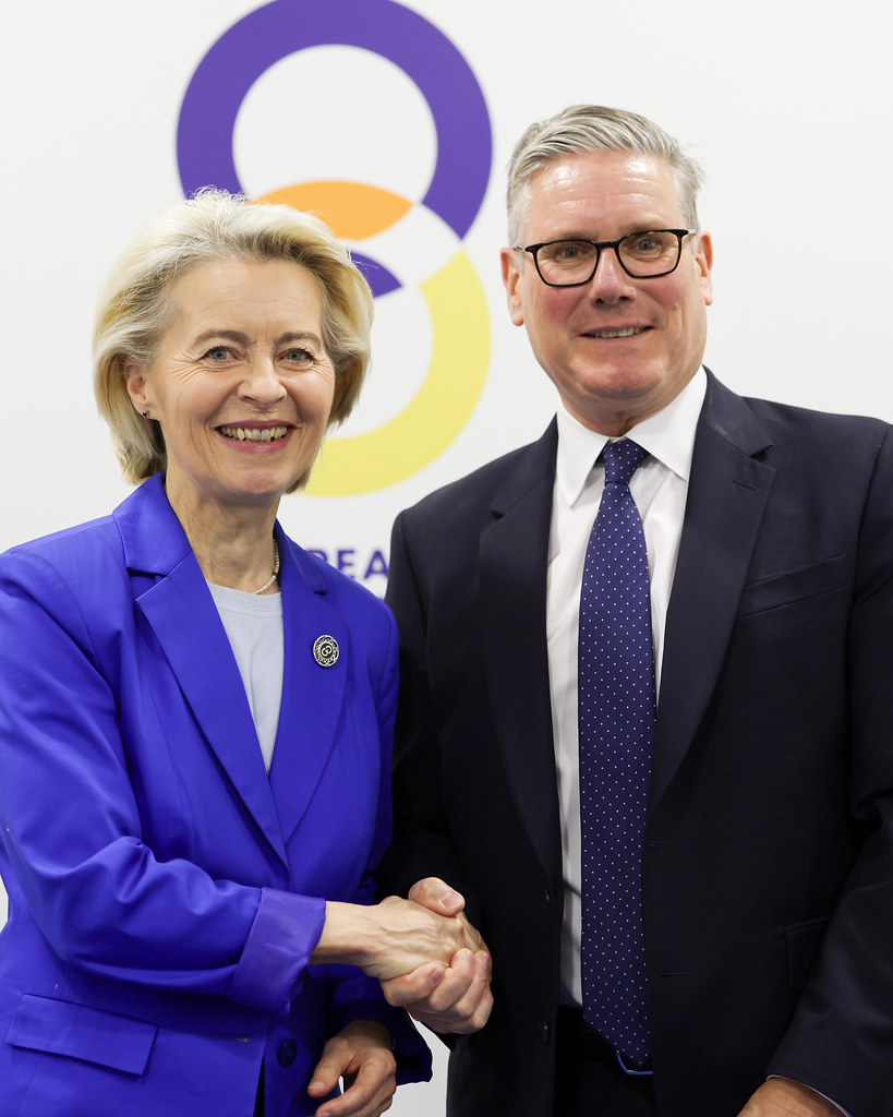 UKMisBrussels's tweet image. 🇬🇧 PM Keir Starmer met 🇪🇺 Commission President @vonderleyen at the EPC Summit in Armenia. 

They agreed to begin negotiations on UK participation in the EU’s loan for Ukraine and to commence negotiations on UK participation in the @EUeic Fund, including the Scaleup Europe Fund.
