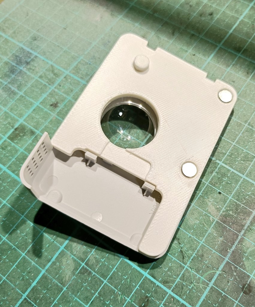 kamezo771's tweet image. ノズルトラブルの時に地味に開けにくいカバー🙄
の間に入れるプレーを刷りました🧑‍🔧
端にある穴に100均のマグネットを叩き込むと
ワンタッチで蓋が外せる様になりますオススメです🫶😘
#3DP #A1