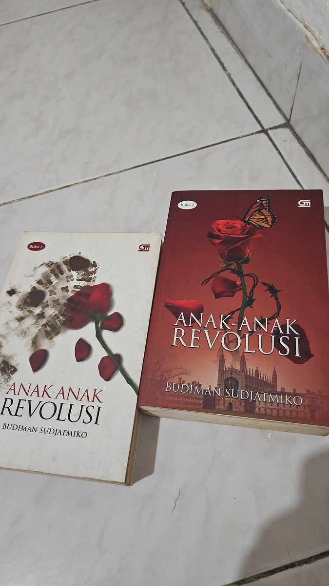 budimandjatmiko's tweet photo. Kugali, kuingat &amp; kutuliskan #MimpiMasaKecil di 2 buku novelku ini. Ia adalah serial buku yg tak pernah selesai, krn semua masih berjalan. Kan kuminta putriku utk meneruskan serialnya dgn kisahnya sendiri https://t.co/0ZvTuVPUuZ