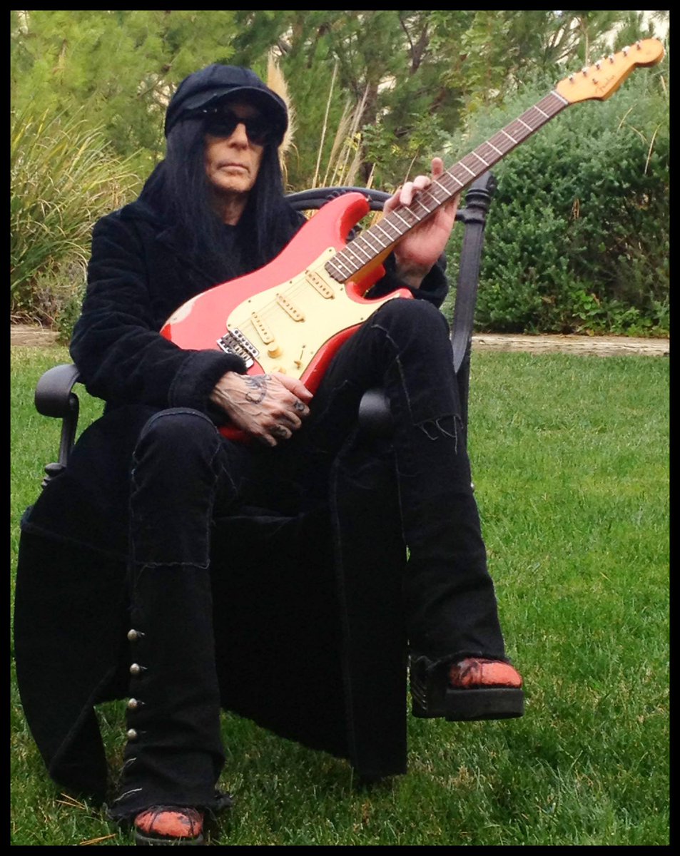 enterteinmentsg's tweet image. #HOY el mundo de la 🎶 #música celebra a 🇺🇸 Mick Mars, 🎸guitarrista de Mötley Crüe, quien cumple #75Años… 🎂
Fue parte de la banda desde sus inicios, en 1981, hasta su retiro en 2015. Entre sus obras está 🎶“Dr. Feelgood": @unamglobal 👉 youtu.be/trGX3ET3jTQ?si…
📸: @mrmickmars