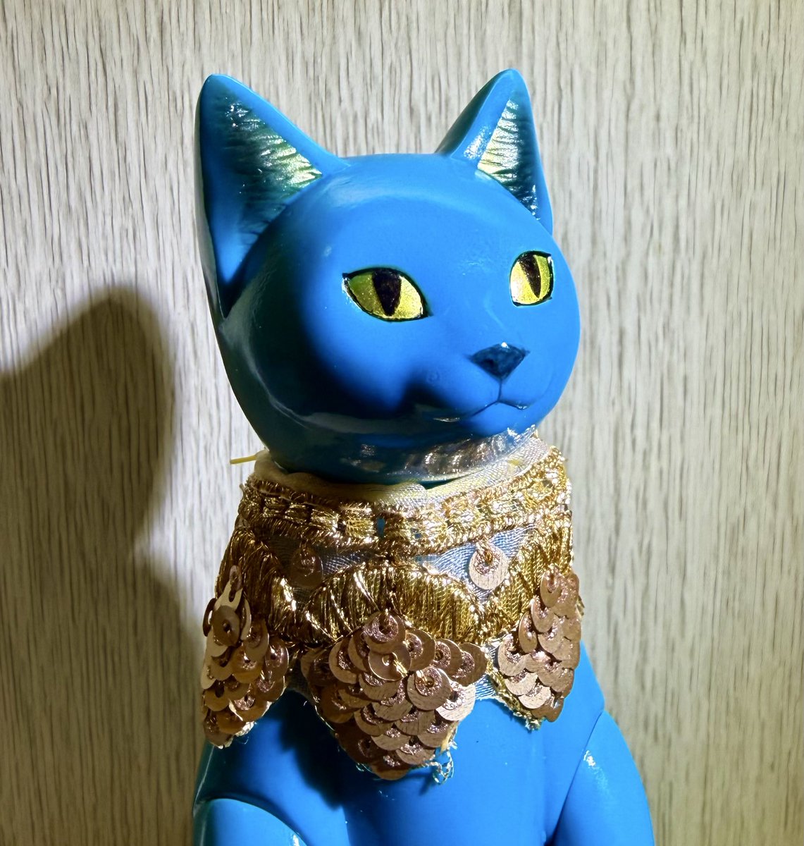 knucklecurve88's tweet photo. 実はこっそり狙っていた宇頭さんのバステトCATTO🐈
このスンッとした立ち姿！そして宇頭さん手作りのエジプトを感じるスパンコールの装飾✨
特別感がたまらない神様CATTOをお迎え🙌
#oneuptoy25th 
@Uzu_toys 
#CATTO
#バステト神
#ソフビ https://t.co/J1msLSD0GN
