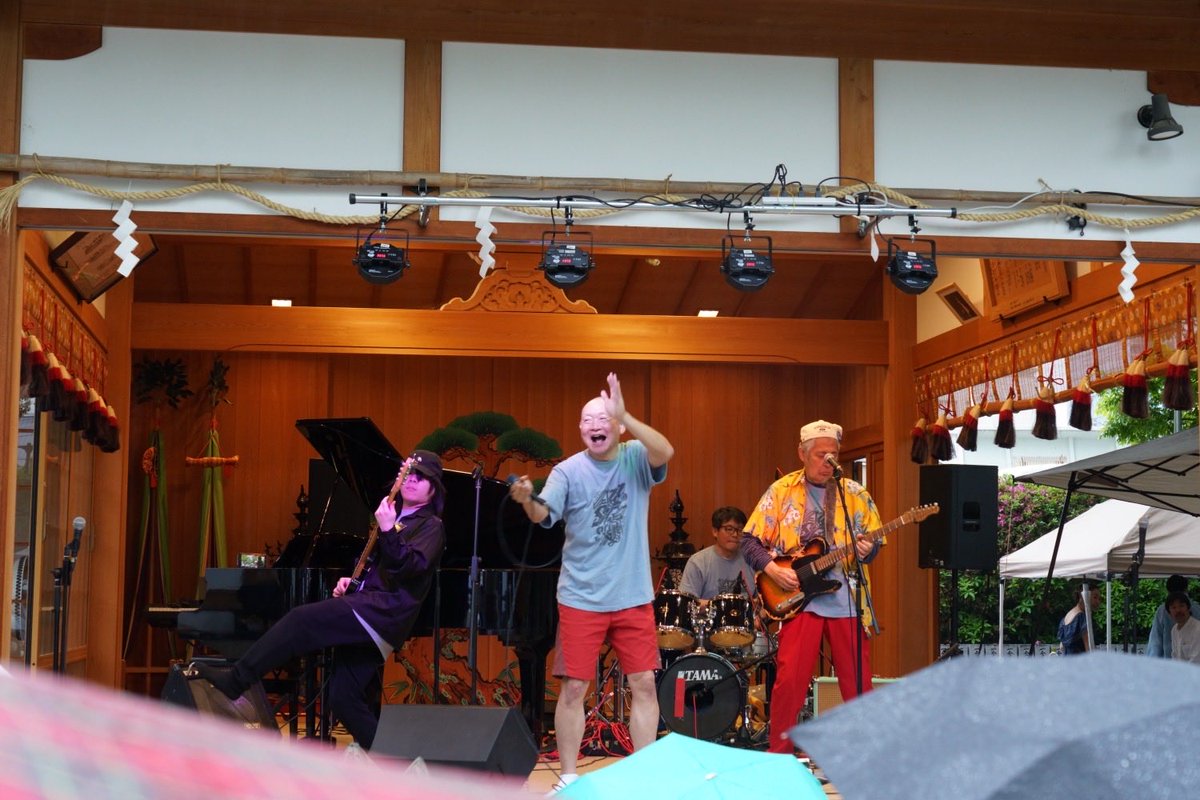 LLKingmasaki's tweet photo. 待ちに待った高槻JS出演でしたが生憎の雨→でもみなさ応援ありがとうございました。また一つ素晴らしい思い出がみなさんのおかげでできました。ありがとう皆さん！ありがとう高槻ジャズストリート！そして野見神社！早速ですがYoutube上がりましたので観て下さいhttps://t.co/bAlN7MPOs2 https://t.co/84PEkylX4V
