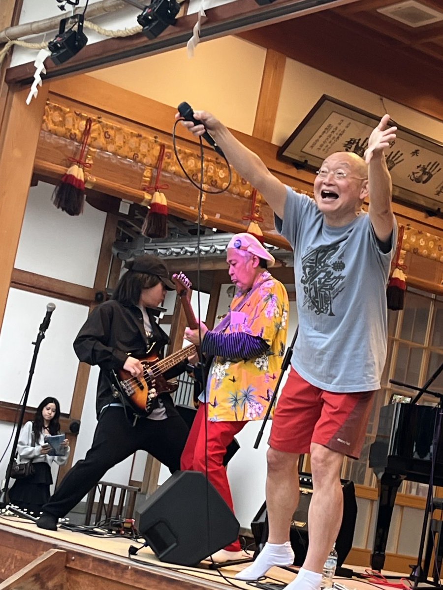 LLKingmasaki's tweet photo. 待ちに待った高槻JS出演でしたが生憎の雨→でもみなさ応援ありがとうございました。また一つ素晴らしい思い出がみなさんのおかげでできました。ありがとう皆さん！ありがとう高槻ジャズストリート！そして野見神社！早速ですがYoutube上がりましたので観て下さいhttps://t.co/bAlN7MPOs2 https://t.co/84PEkylX4V