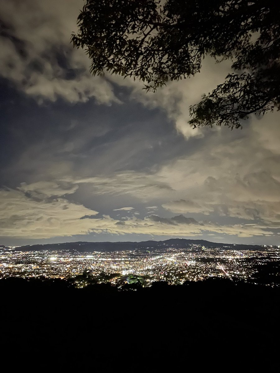 voshans's tweet image. Ondertussen in #Nara, #Japan…

Maandag 4 mei 2026, 20.16 uur

Het uitzicht vanaf de top van de berg #Wakakusa

#fotografie #photography 
#cityscape #cityscapephotography 
#citylife #stadsleven #cityview 
#stadsgezicht #urban #urbanphotography 
#nightview #nachtleven #nightlife