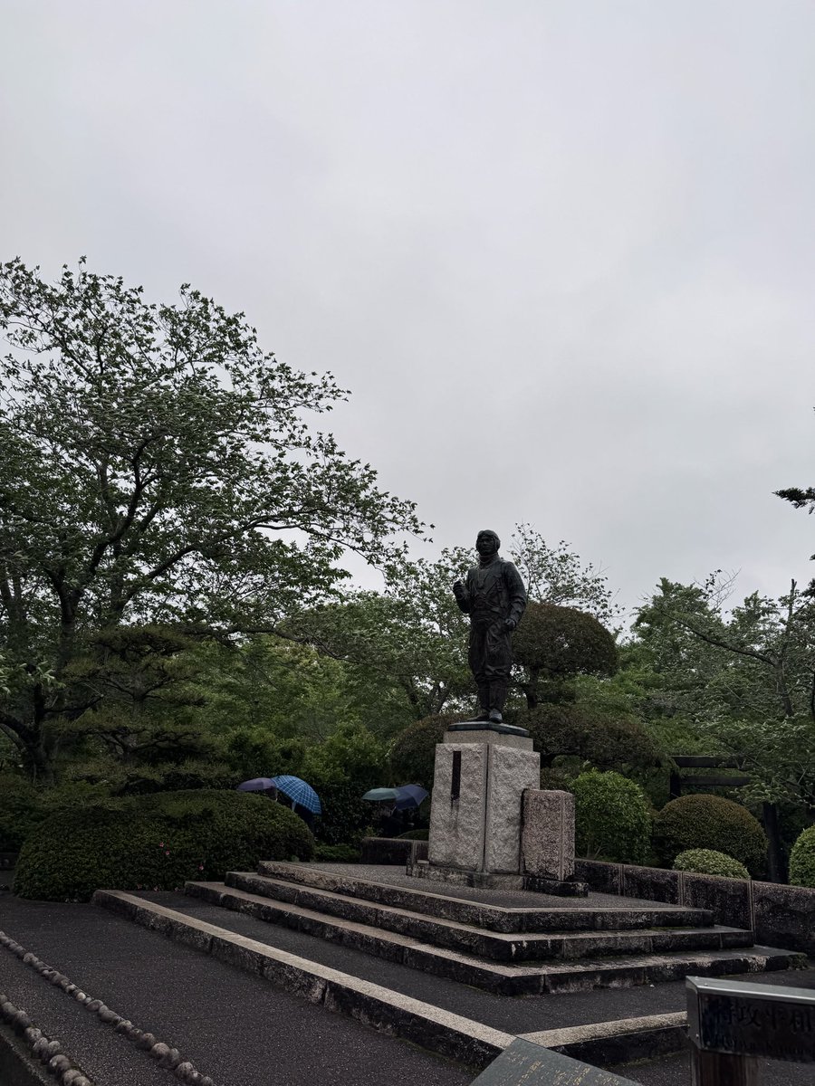 i_tsukasa_i_K's tweet photo. 今年も知覧特攻基地戦没者慰霊祭に
参列させて頂きました😌

私の尊敬する鳥浜トメさんは、戦後すぐ供養の為に棒杭1本を立て
毎日お参りをされていました。

慰霊祭も、今年で第72回。
めずらしくの雨模様
式の間は雨もふらずでしたが
終わってからは驚くほどの大雨‥
きっと空の上では皆さんが
見守って下さっていたと思います。

雨に濡れた新緑が
とても美しい #知覧 の町は今年も
穏やかな時間が流れていました。

＃知覧特攻平和観音堂
＃鳥浜トメ さん