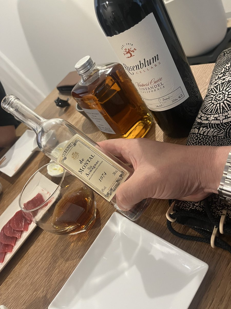 bittersweet9999's tweet photo. GW宅飲み
友人との握りながら飲んでます♪

armagnac50年ものソーダ割（笑）

沖縄の養殖本鮪を握りまして

乾杯〜

やっぱサントリーローヤルいいですね

良いGWを♪ https://t.co/TjQ81ui9Ll