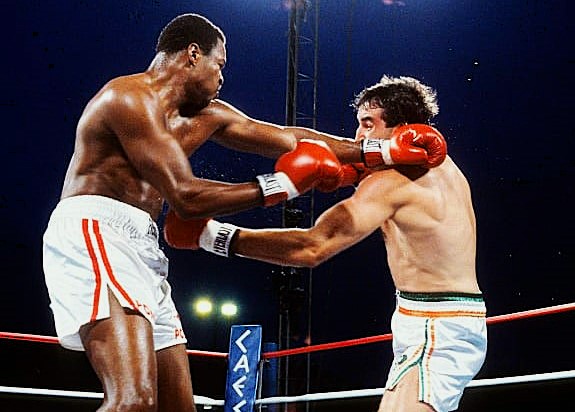 HVYWeightHeroes's tweet photo. Undefeated champ Larry Holmes and undefeated KO-puncher Gerry Cooney rumble at Caesars Palace in Las Vegas in 1982. In a hugely anticipated showdown that set new revenue records, Holmes outboxed the dangerous Cooney to win by 13th round TKO. #Heavyweight #History #Boxing https://t.co/LmJVoQTkn1