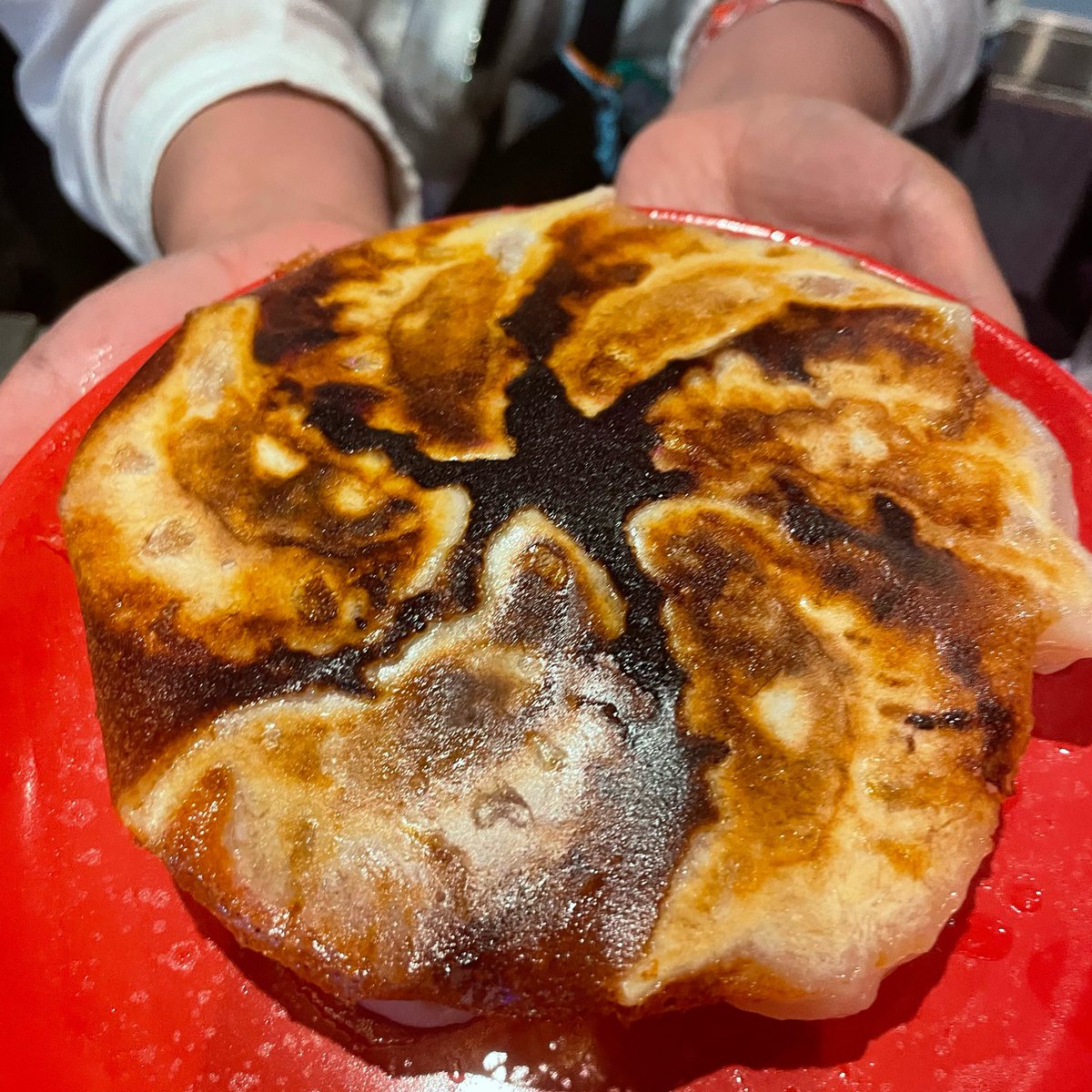 1日中餃子号を売って餃子欲MAXだったので、<a href="/MARIKO_HAO/">はおまりこ（羽尾万里子）/妖怪とあそぶMC/YouTubeサモエドと怪談と/ZINE「BeːinG」</a> が見つけてくれた新橋のお店で🍺飲みつつおいしい餃子を食べほろ酔いです。最高すぎる。これは紅生姜が入ったやつ。お会い出来た皆様、ありがとうございました！次はPORTOのオンラインマーケットの番。制作追い込みますー！！🏃‍♀️