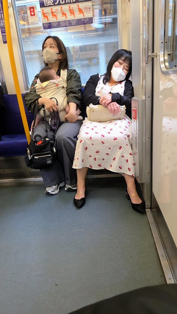 M17595073's tweet photo. 祭日の小〇急線の優先席に座る女性２人、別々でしたけど対照的。 https://t.co/RYEANNP5CA