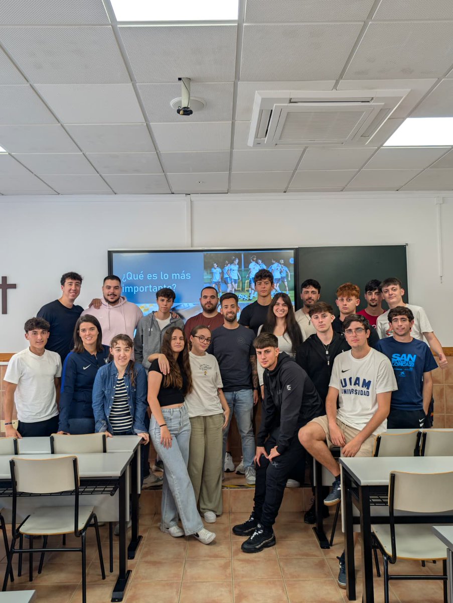 FPUCAM's tweet photo. 🗣️Los alumnos de TSEAS han disfrutado de una charla con Mario Martínez.

🎓@ucam_alumni de FP UCAM 
🍎Nutricionista del Alhama CF 
💪Profesional en salud y alto rendimiento deportivo

#Daelsalto https://t.co/LIkbU7YMgO