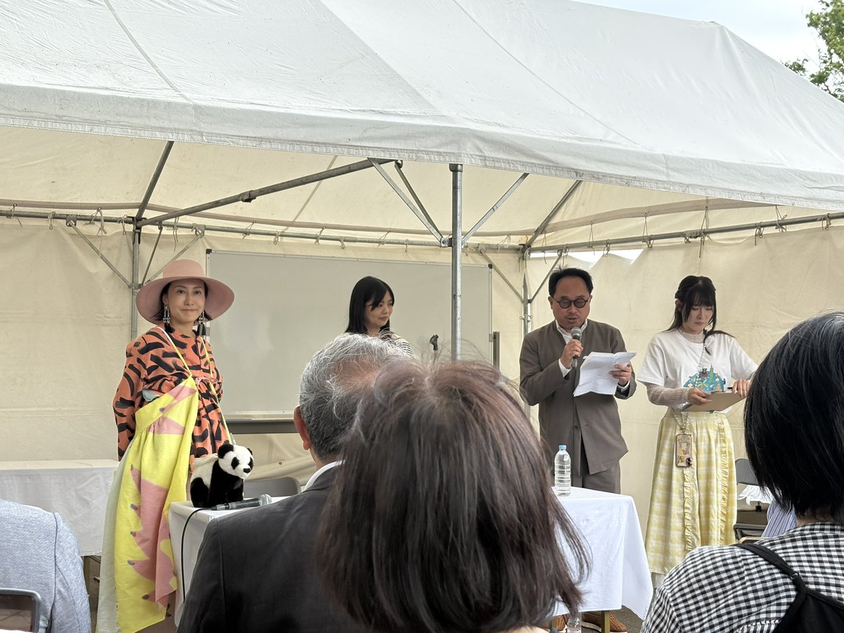 ruiruiyu's tweet image. 上野の森親子ブックフェスタで、台湾絵本の読み聞かせ＆トークイベント「台湾の小さな島へ―林廉恩さん×一青窈さん #HOME おはなし会」に参加した。作者の林廉恩さんと、和訳を担当した一青窈さんの心地よい読み聞かせで0歳児の我が子すやすや眠る。台湾文化センターのブースで台湾の絵本も色々観れた。