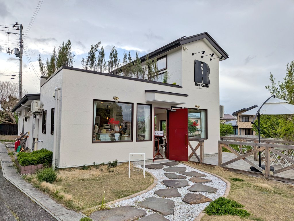 初めてのRea Caffè (#レアカフェ）
@中山町長崎
久しぶりのマダム会😊
ふわふわのパンケーキは甘すぎない生クリームとバター、蜂蜜であっという間になくなる…
2階の席はソファもあり快適な空間
駐車場もたくさんあって、びっくりのカフェでした