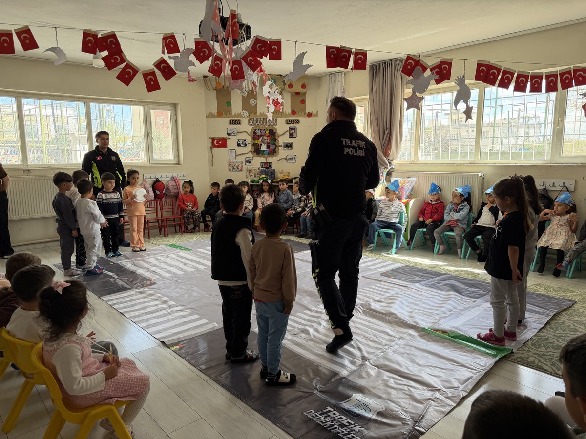 DargecitA's tweet photo. Okulumuzda Trafik Haftası kapsamında anasınıfı öğrencilerine yönelik eğitim düzenlenmiştir. Polis memurları tarafından verilen eğitimde, öğrencilere temel trafik kuralları hakkında bilgilendirme yapılmıştır.@Dargecit_MEM @tcmeb @mardinilmem @TcDargecit https://t.co/ZYvWwGnna3