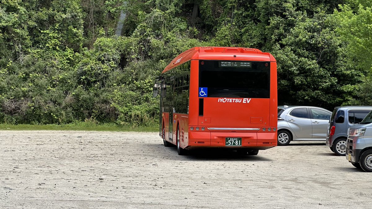 iyK6670's tweet photo. 伊予鉄バス初となるBYD製EVバス、K8 2.0に乗車しました！以前より導入していたEVMJ製と比べると圧倒的に安定した乗り心地で、湯の山の急坂もグングン登っていきました。
これからの松山空港線を代表する車両として頑張ってもらいたいですね。

愛媛200か5781（B10A01） https://t.co/71459NOAwn
