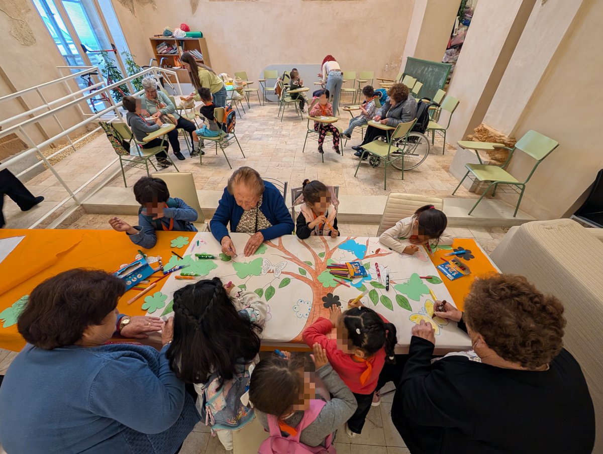FundacionIEG's tweet photo. 🌸 Así fue la Fiesta de la Primavera en San Pedro, Lorca: una jornada intergeneracional de juegos, creatividad, convivencia y almuerzo compartido.

👉https://t.co/h85bTFmqsu https://t.co/isquHi2uFo