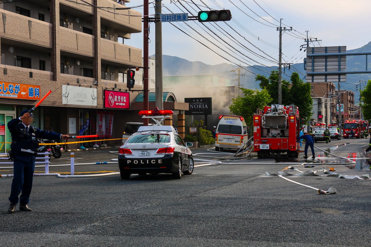 pochi9054's tweet photo. 福岡市早良区田村4丁目 建物火災

17時前に起きた建物一般第2。
発生から約1時間ほどで鎮火に。

葬儀場から出火した今回の火災は、
線香の火がゴミに燃え移ったようで。

早良大隊,城南大隊及び壱岐,桧原など。
相変わらず何かと物騒な田村であります。
#福岡市 #早良区 #田村 #火事 #消防 #警察 https://t.co/8VrN8IVeoQ