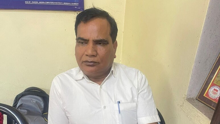NDTV_Rajasthan's tweet image. ACB Action: PWD एग्जीक्यूटिव इंजीनियर ने की 40000 रुपये रिश्वत की डील, 25000 रुपये घूस लेते रंगे हाथ गिरफ्तार
#ACBRaid #PWD #Alwar #RajasthanNews

rajasthan.ndtv.in/rajasthan-news…