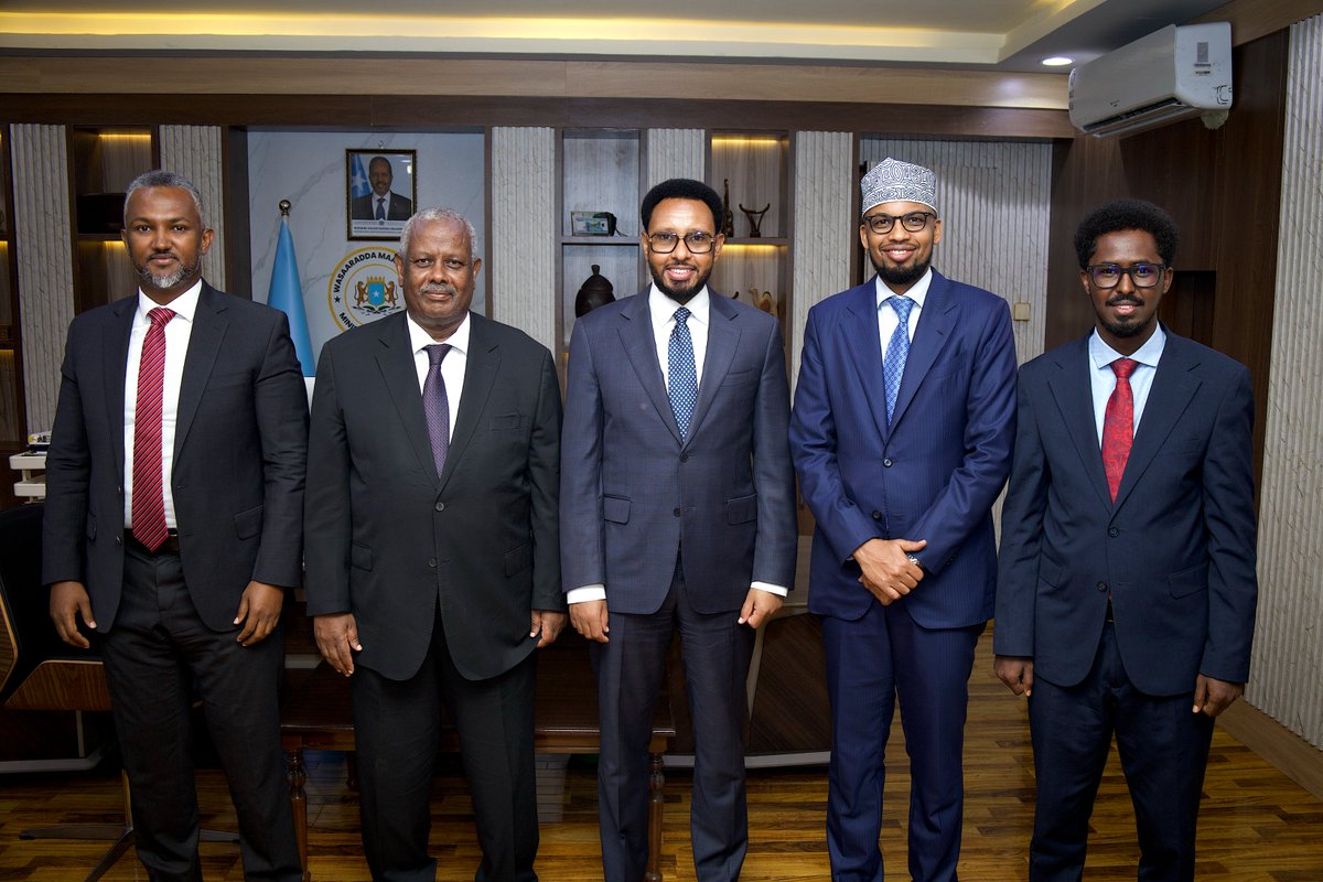 gargaara_'s tweet image. Honored to meet with H.E. the Minister &amp;amp; Deputy Minister to discuss MSME financing priorities. As Somalia's apex financing institution, Gargaara remains committed to expanding access to finance &amp;amp; empowering MSMEs for sustainable, inclusive growth.  #GargaaraFinance #Somalia #MSME