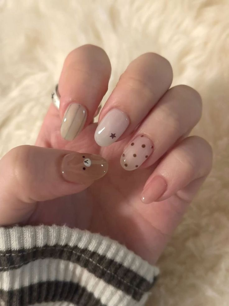 Cute fake nails 💗

A thread