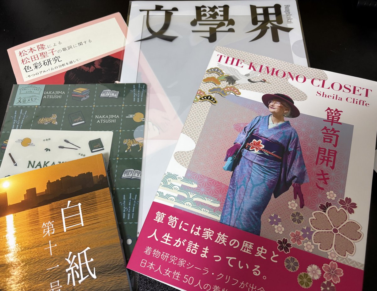 wanidesign's tweet photo. 『フォントかるた』で、文学フリマ参戦。

全然回りきれなかったけど、シーラ・クリフさんの『箪笥開き』が購入できました。あとは通りすがりで文學界と文豪メモリーの中島敦クリアファイル、早稲田と東京造形大の学生さんの本をゲット。読むのがめっちゃ楽しみ！

#文学フリマ東京４２ https://t.co/rQB5IPZv11