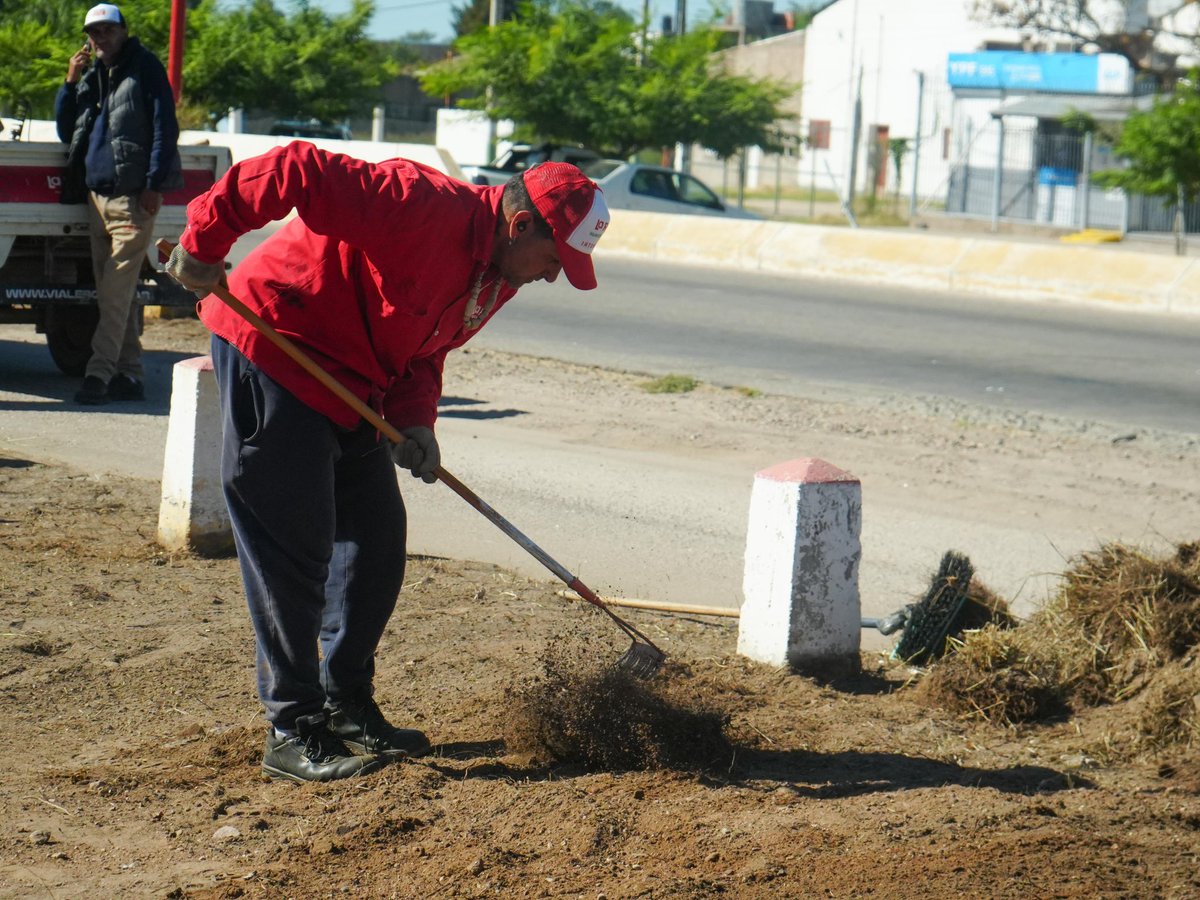 Estamos TRABAJANDO en la RUTA 5, poniendo en marcha un operativo integral de limpieza, con el cual BUSCAMOS la RENOVACIÓN total del sector.

Sabemos que falta mucho, pero seguimos TRABAJANDO para lograr una ciudad más segura, ordenada y limpia.