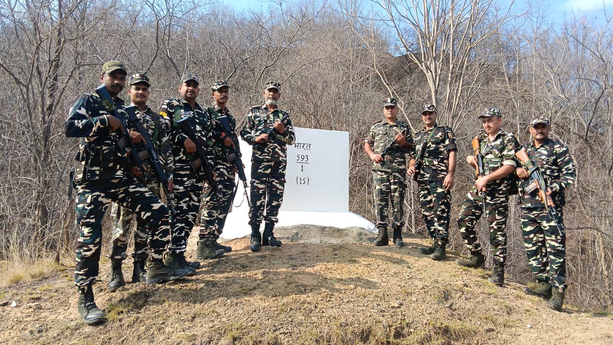 9BnSSB_INDIA's tweet photo. “स्पष्ट सीमा, सुरक्षित देश”
सीमा स्तंभों की सटीक जांच से सीमाओं की स्थिति पूरी तरह सुव्यवस्थित।
#SSB_INDIA
#SSBSHQGKP
#SSBFTRLUCKNOW #BorderCheck
#SeemaSuraksha
#NationFirst
#OnDuty https://t.co/0Ow2JZzohf