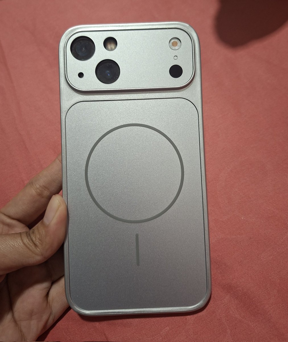 bomgwyu's tweet photo. bingung bgt tbtb temen kuliah gw nanyain hp backburner gw ini (karna sehari hari gw pake samsung) ada yang tau pasaran iphone 13? coba reply dong ini bh 86% pemakaian 3 tahun body mulus no minus #wts #iphone https://t.co/RUTepkiFjM