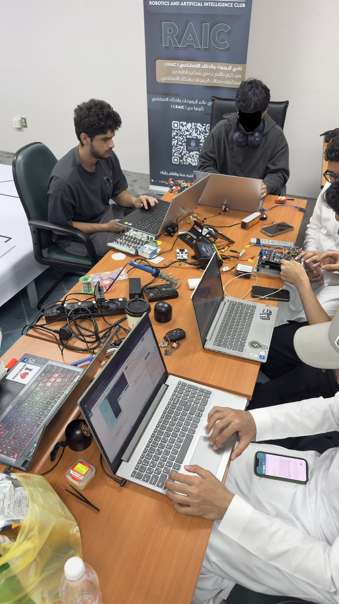 skee_0's tweet photo. الحمدلله 🤖✨

سعيد بمشاركتي في بطولة RoboRave وتحقيقي:
🥈 المركز الثاني في مسار السومو  
🥉 المركز الثالث في مسار Line Follower  

تجربة ممتعة وتحدي جميل تعلمت منه الكثير، والقادم بإذن الله أفضل 🚀 https://t.co/tQPttsNmwL