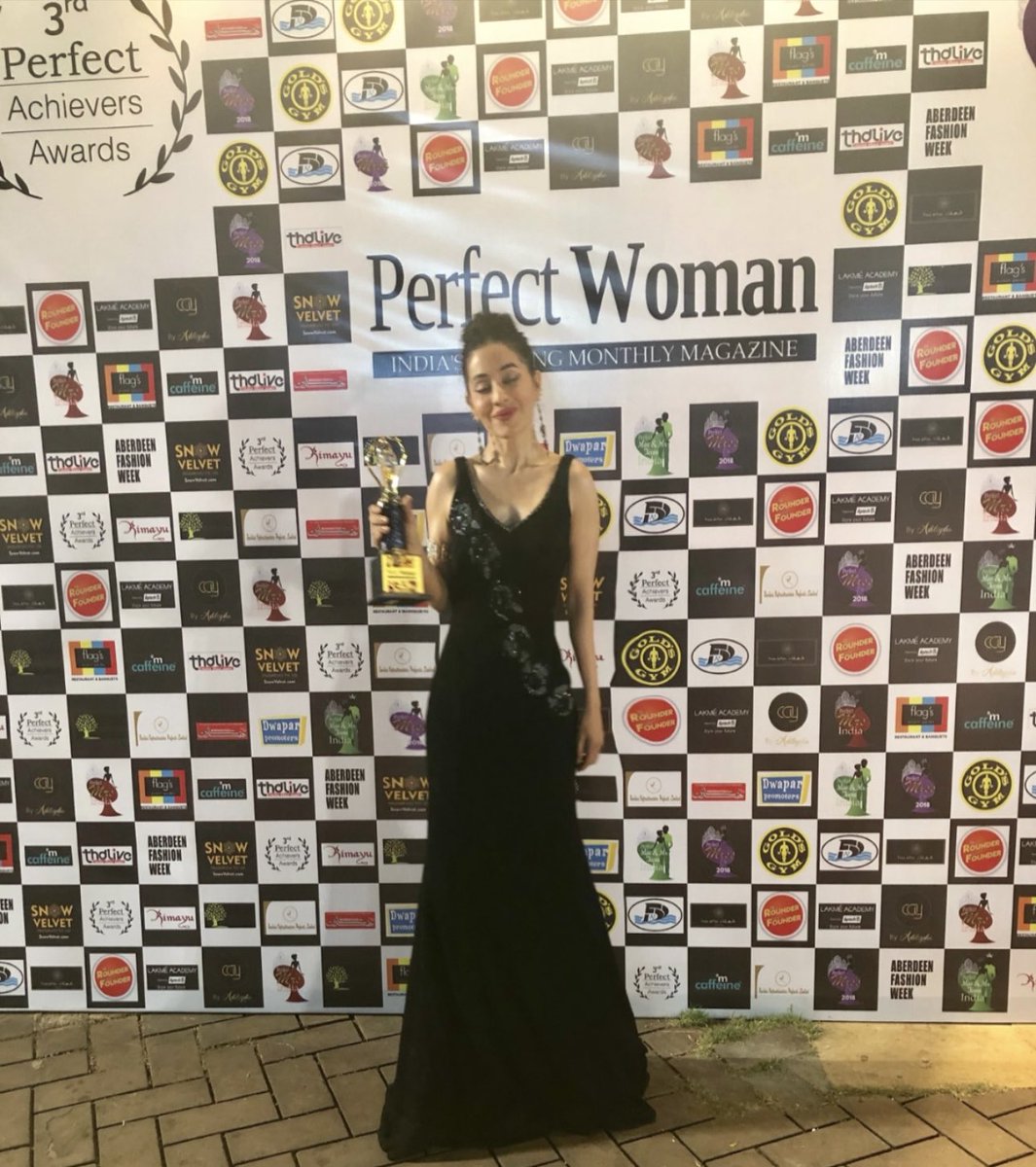 mreenaldeshraj's tweet image. A WOMAN WHO KNOWS HER WORTH IS A DANGEROUS AND BEAUTIFUL FORCE❤️
:
Pretty woman magazine ( award)❤️
:
#prettywoman #magazine #award #mreedazzle #mreenaldeshraj ❤️