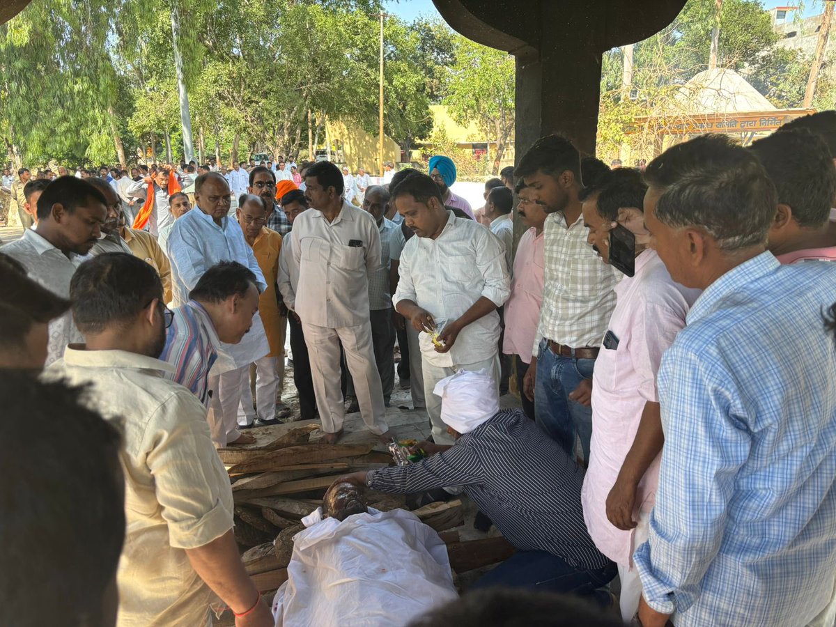 नवाबगंज एडवोकेट एसोसिएशन के पूर्व अध्यक्ष एवं वर्तमान में रामलीला के अध्यक्ष श्री रविन्द्र पाल सिंह जी एडवोकेट के दुखद निधन का समाचार अत्यंत पीड़ादायक है। इस दुःखद अवसर पर उनके परिजनों से भेंट कर शोक संवेदना व्यक्त की।

ॐ शान्ति 🙏

#श्रद्धांजलि #शोकसंवेदना #OmShanti #स्मृति