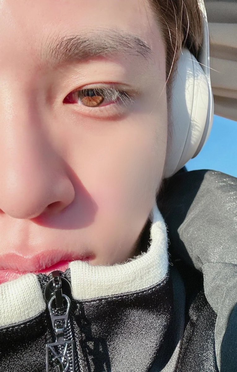 hwanplusnine's tweet photo. i would also like everyone to know about so junghwan from treasure with his pretty natural hazel brown eyes 🤎 #소정환 https://t.co/LzqUnlpJcH